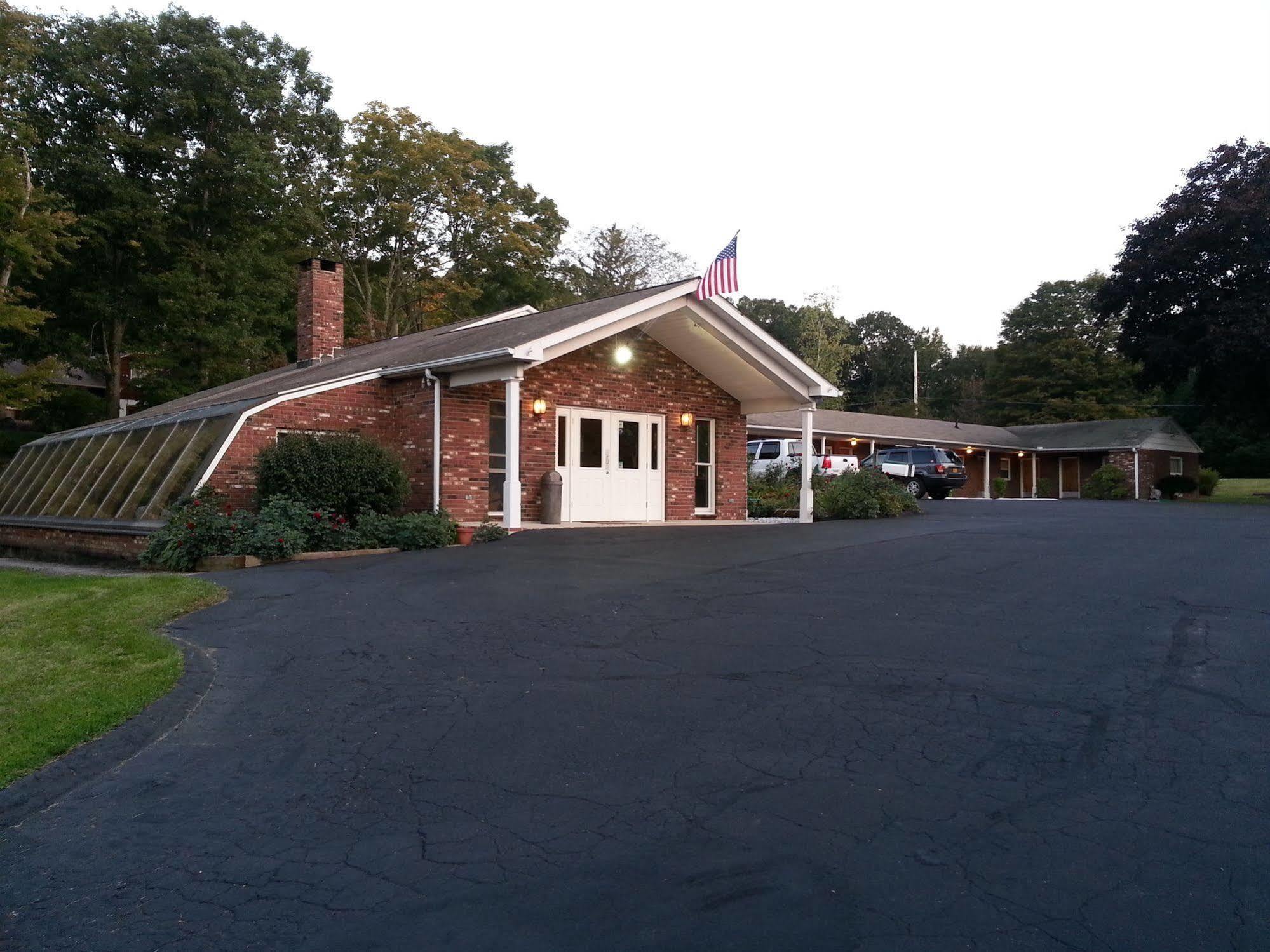 Heidi'S Inn Brewster Exterior photo
