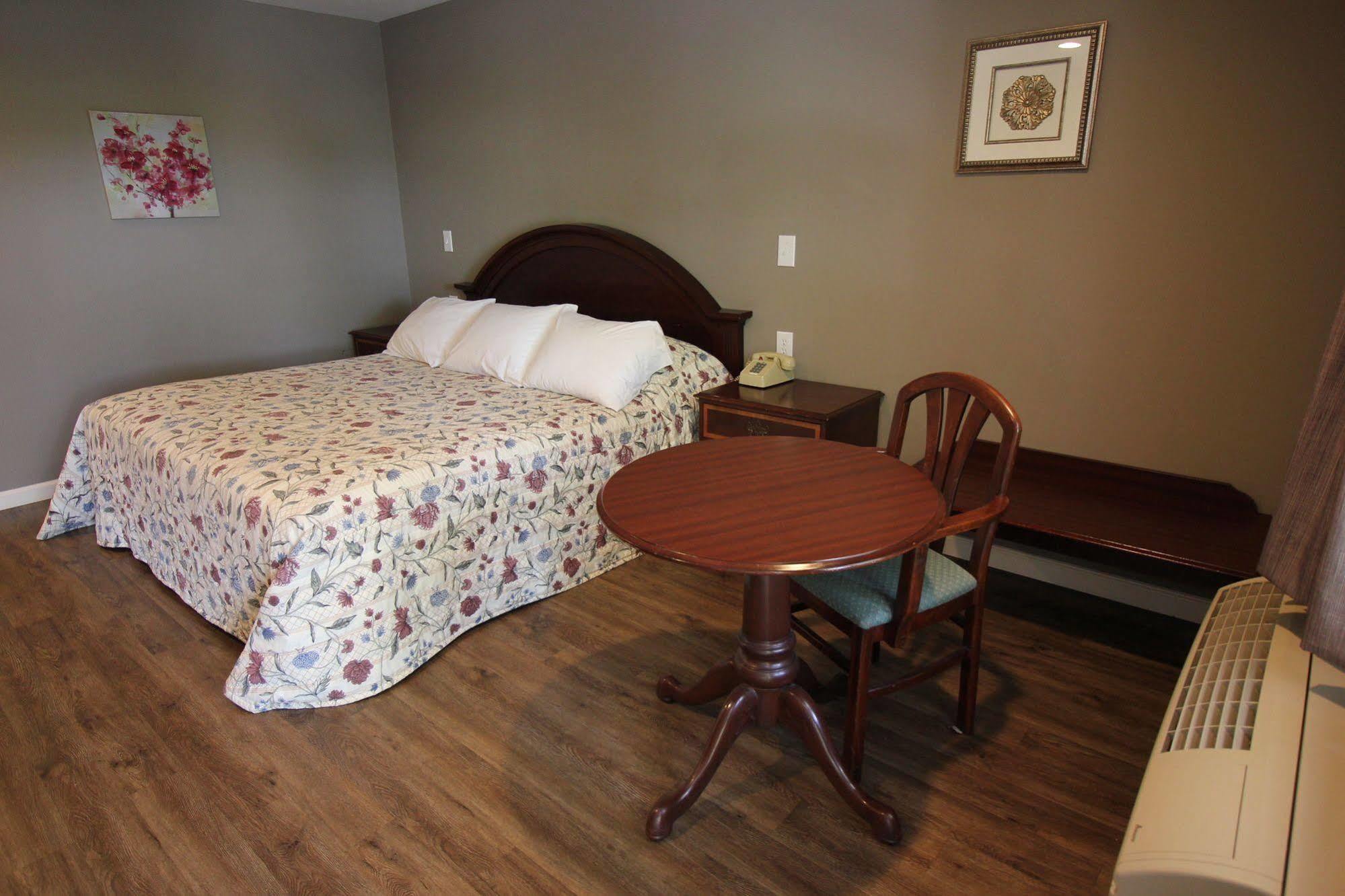 Heidi'S Inn Brewster Exterior photo